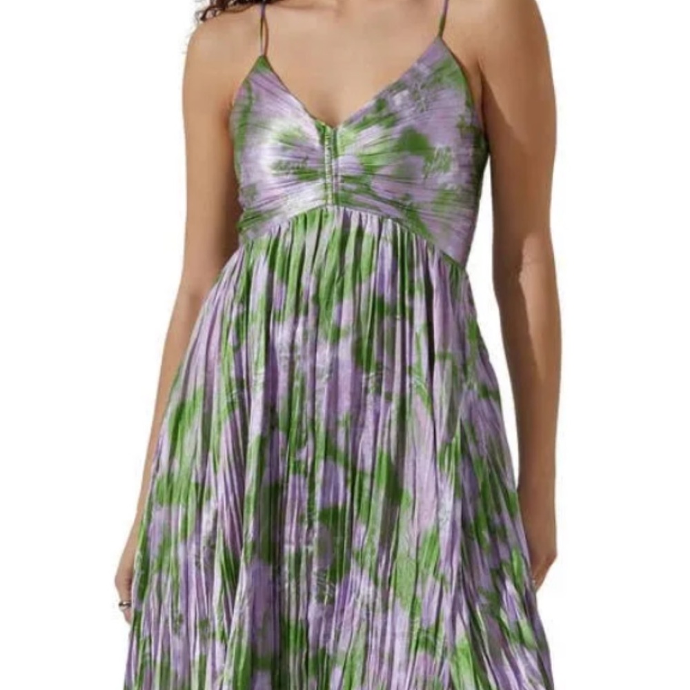 Astr Lavender and Green Pleated V-Neck Midi Dress - Picture 2 of 6